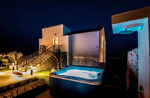 Vidalici Apartment | Welcome to this modern and luxurious vacation apartment on the island of Pag.