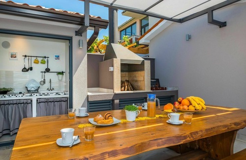 Viskovici Villa | Wonderful private villa with hot tub, WIFI, private pool, A/C, TV, terrace and panoramic view