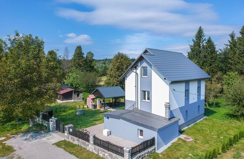 Fuzine House | Wonderful private villa for 8 people with A/C, hot tub, WIFI, private pool, TV and parking