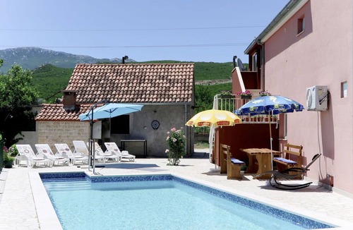 Srijane House | Wonderful villa for 6 guests with A/C, WIFI, private pool, TV, terrace, pets allowed and parking