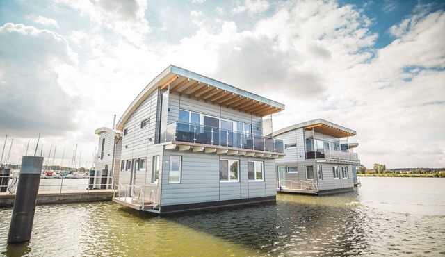 09. floating houses (140 m²) Wotan - Floating house no. 12 Wotan with fireplace and