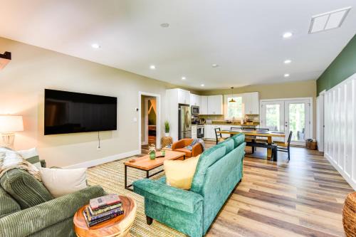 1 Mi to Lake Hartwell: Updated Retreat w/Patio!