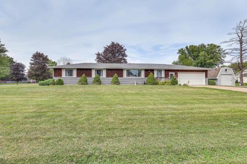 12 Mi to Castle Rock Lake: Serene New Lisbon Home!