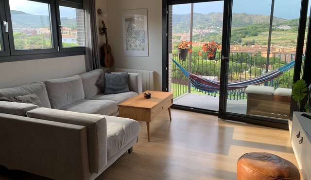 15 min to Barcelona, beautiful flat with pool and beach by foot
