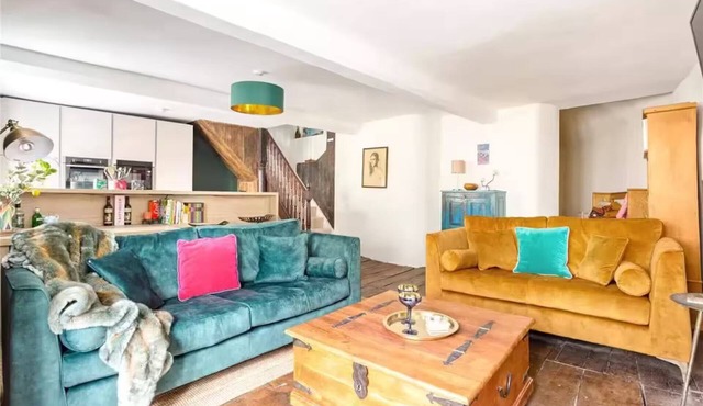 17th-Century Grade II House| Heart of Tetbury