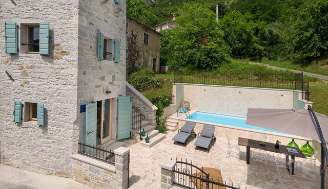 2 BD house with pool