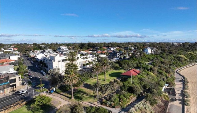 2 bed apartment for up to 6 people in awesome beachside Hampton