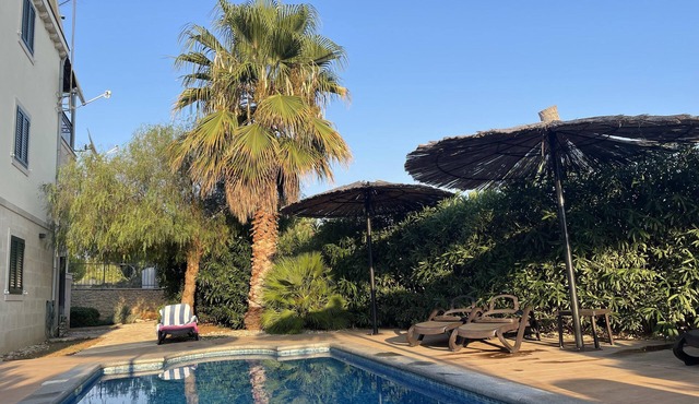 2 Bed Flat - Sleeps 6 - Pool - Garden - Parking