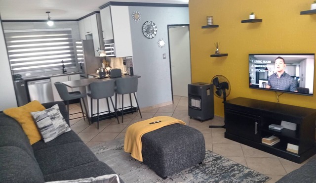 2 Bedroom apartment with 2 queen size beds & a cot, 10 minutes from JHB Airport.
