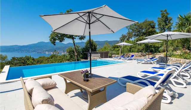 2 Bedroom Beautiful Apartment In Rijeka