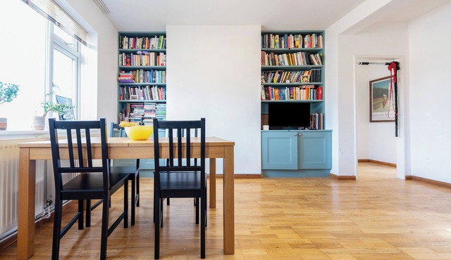 2 bedroom flat in Hackney, London. Next to several stations and restaurants