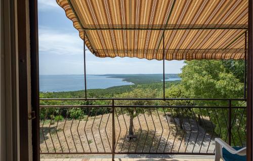 2 Bedroom Gorgeous Apartment In Koromacno