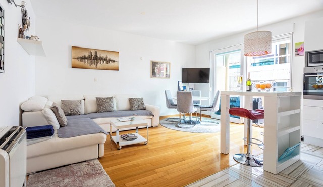 2-BR,3 AC, 5 min to the beach,10min center , terrace,elevator,garage