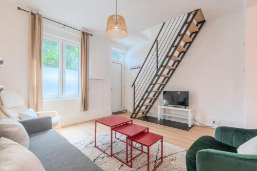2 BR house w/terrace, near train stations & metro