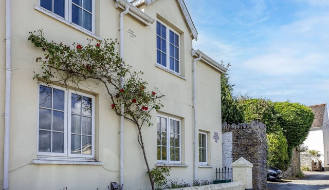 2 Rock Cottages - sleeps 4 guests in 2 bedrooms