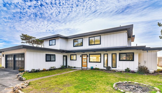 3-Acre Oceanfront Home: Game Room & Fire Pit!