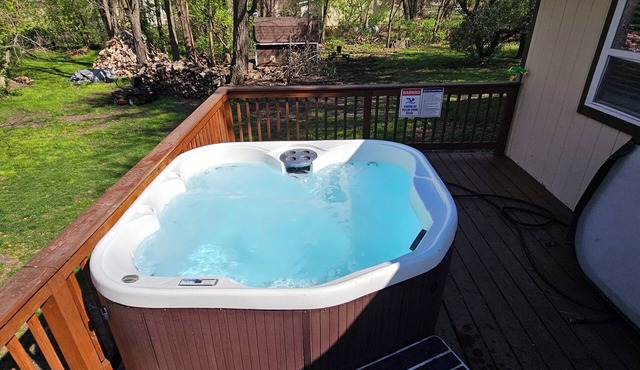 3 BdrHomew/HotTub+FREE Firewood,sleeps10in Mauston,closeto WI Dells/Attractions