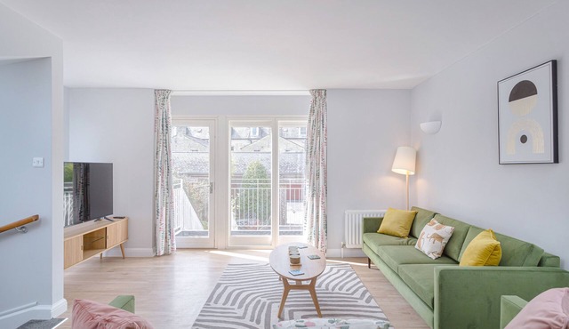 3 Bedroom Jesus Green Townhouse with Parking