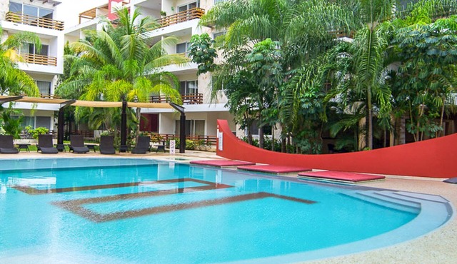 3 Blocks to the beach, condo with private rooftop, fantastic location. Big pool!