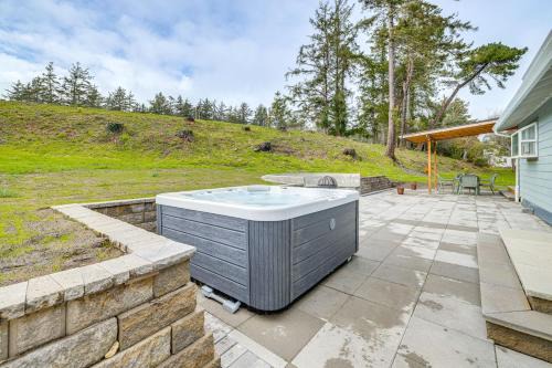 3 Mi to Beach: Oregon North Coast Retreat
