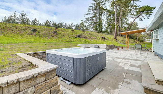 3 Mi to Beach: Oregon North Coast Retreat