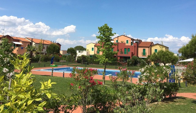 3-room garden apartment. Lignano-Aprilia, air conditioning, pool, dog allowed,
