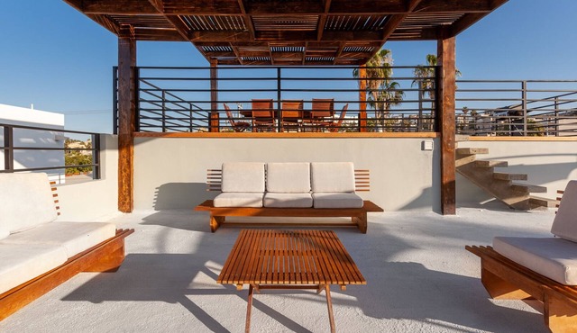 3BR Home w/Private Rooftop Walk to Beach & Downtown Sleeps 10