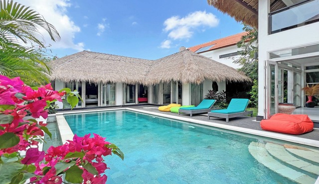 3BR VILLA & BIG PRIVATE POOL WITH ENCLOSED LIVING ROOM
