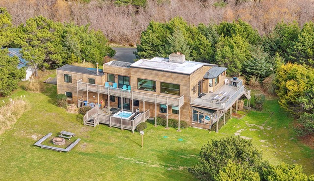 4-Acre Beach Farmhouse, hot tub, firepit, game room, 3 min walk to beach, slp 12