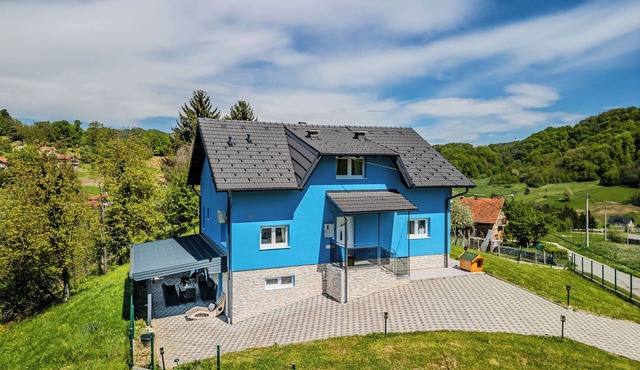 4 - Bedroom House With Hot Tub & Sauna, Desinić, Croatia