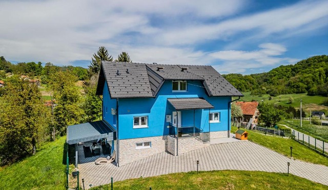 4 - Bedroom House With Hot Tub & Sauna - Happy Rentals