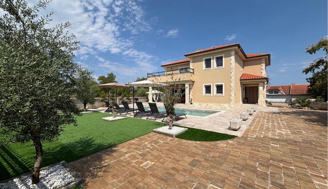 4 Bedroom Lovely Home In Rasopasno