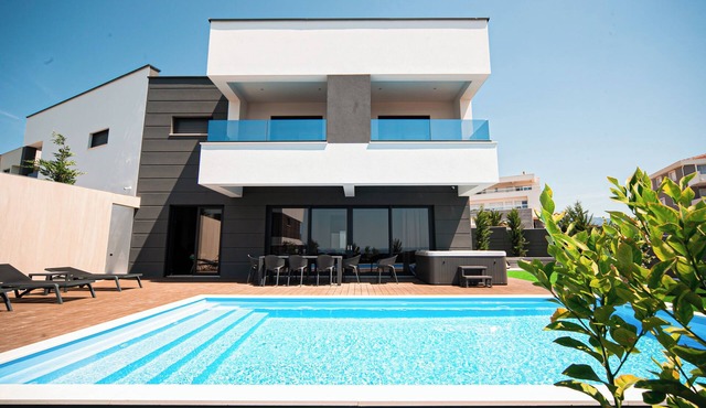 4-bedroom villa in fabulous Novalja with WiFi, fitness room, AC