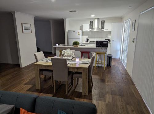 4 Bedroom Wandina Home - 5 TVs & Close to Shopping Centre