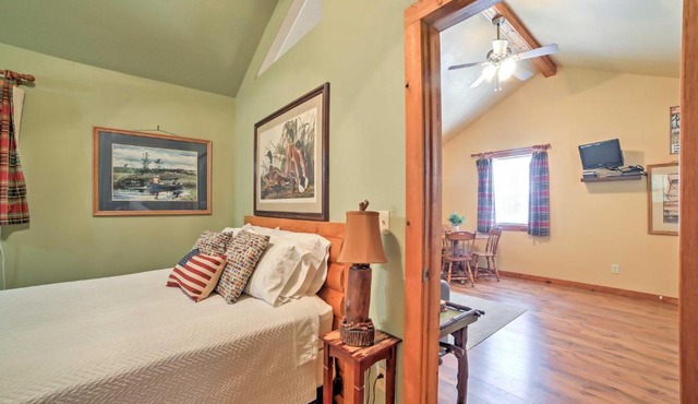 4 Mi to Museums: Cozy Branson Cabin