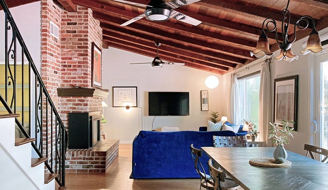 4BR/2BA Mid-Century Retreat House: Your Perfect Getaway!