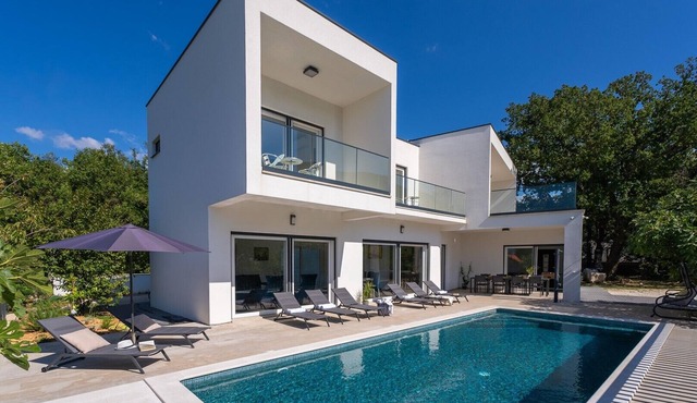 5-bedroom Villa Giro with heated swimming pool