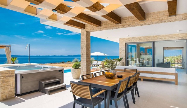 5* Luxury Seaview Villa Plant 2 with pool