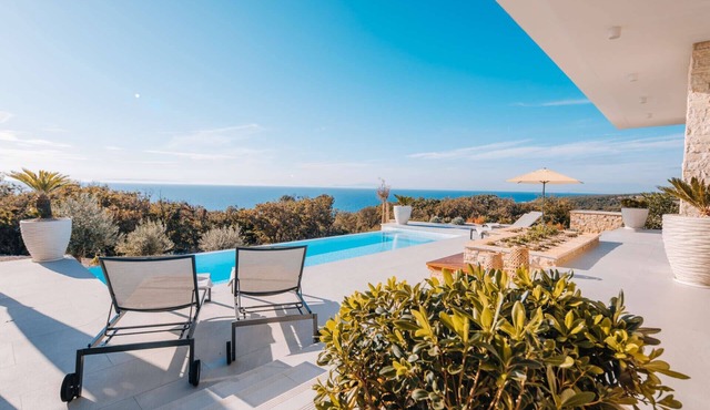 5* Luxury Seaview Villa Plant 6 with pool