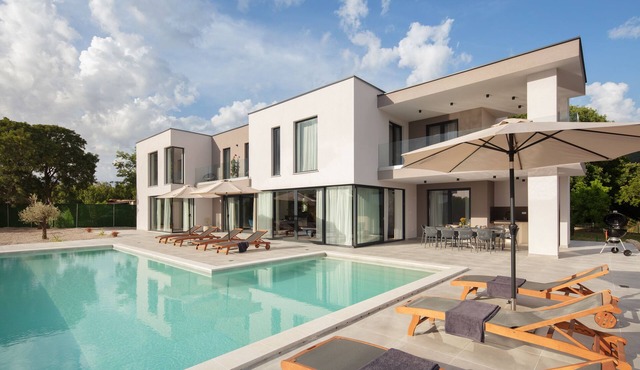 5BR Modern Villa with Pool & Ensuite Baths