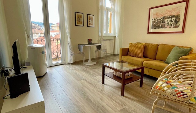 5th floor urban Apartment with elevator 5 minutes from trains to 5 Terre