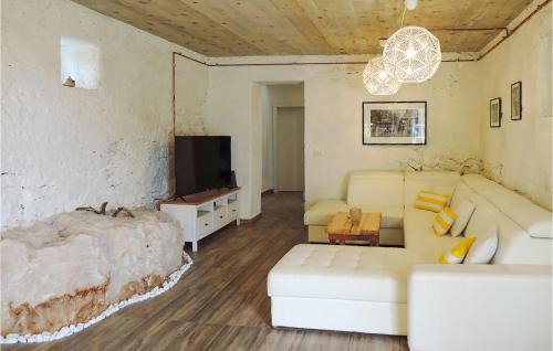 6 Bedroom Pet Friendly Home In Labin