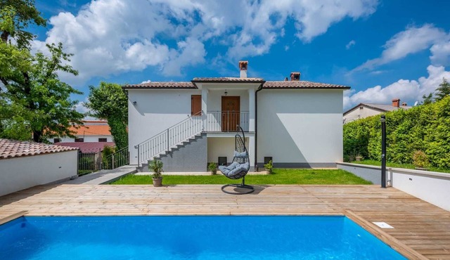 A charming poolside villa in Pazin