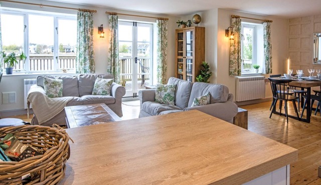 A Cotswold stone lakeside cottage that sleeps 6 guests in 3 bedrooms