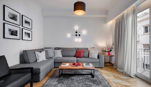A MINIMAL HAVEN BETWEEN THE ACROPOLIS AND SYNTAGMA