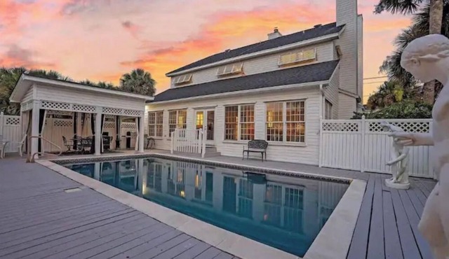 Across the street from the beach, pool, hot tub!