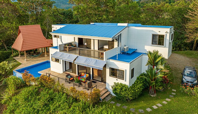 Affordable, Breathtaking Luxury! Private yet Close to Everything