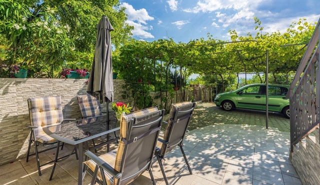 Affordable studio flat with private barbecue, private car park not far from the sea
