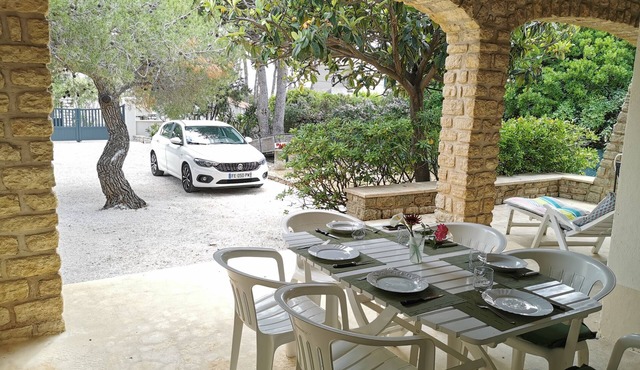 Air-conditioned villa by the sea