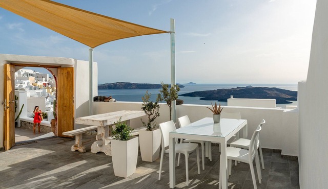 AKRON CLIFF SUITE LOCATED IN FIRA WITH VOLCANO AND SUNSET VIEW